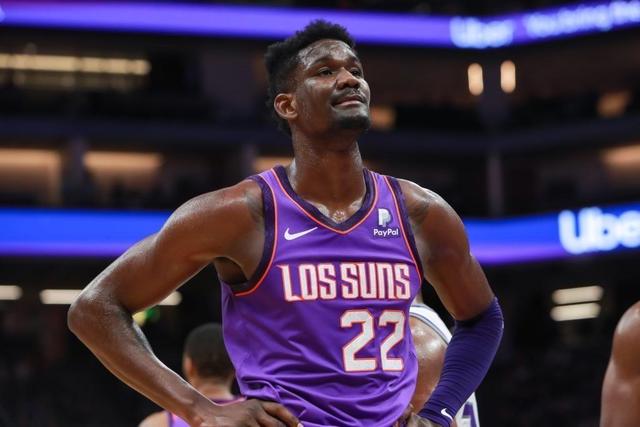 记者：李凯尔脚部仍有些肿胀 正常走路无大碍